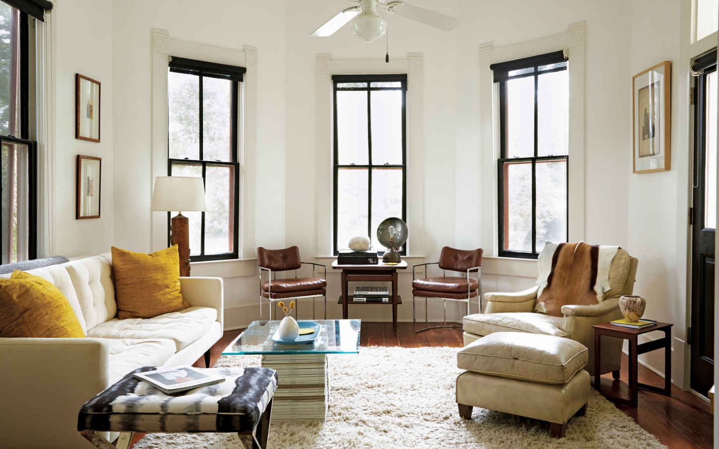 SEASONAL COLOR. Yellow accessories and a pop of teal add a summery splash, but come winter they can be swapped out for something rustic and plaid to curl up in.