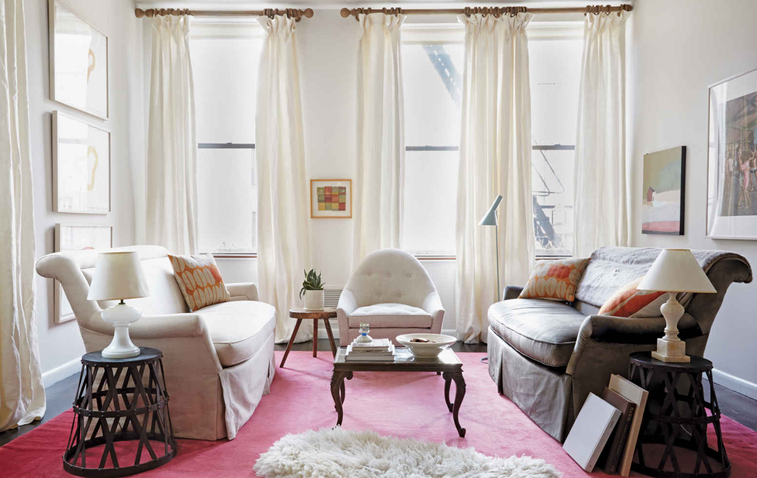 HARD LINES, SOFT FINISH. Energy is created between the bright, white elements and the rich, dark ones. The movement between hard and soft, dark and light, color and neutral is what makes this room wonderful.