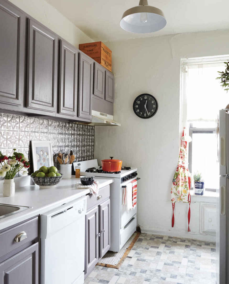 COUNTER CULTURE. Try as she might to keep her countertops clutter-free, Taylor found that stuff just seemed to accumulate there. Rather than fight it, she embraced it and purchased pretty bowls and a utensil jar to capture everything neatly.