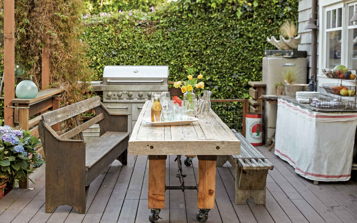 ALFRESCO DINING. For this large family, having a full kitchen outside the house is an essential pleasure. There’s a large grill, refrigerator, and makeshift sideboard that doubles as a buffet and storage.