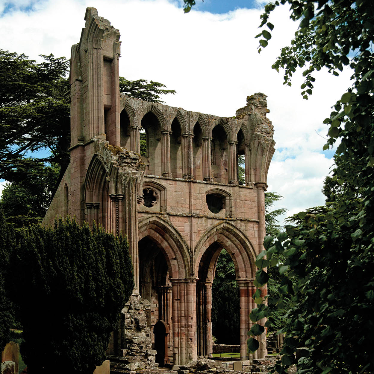 INSIGHT_GUIDES_BORDERS_DRYBURGH_ABBEY1_Scotland_EC