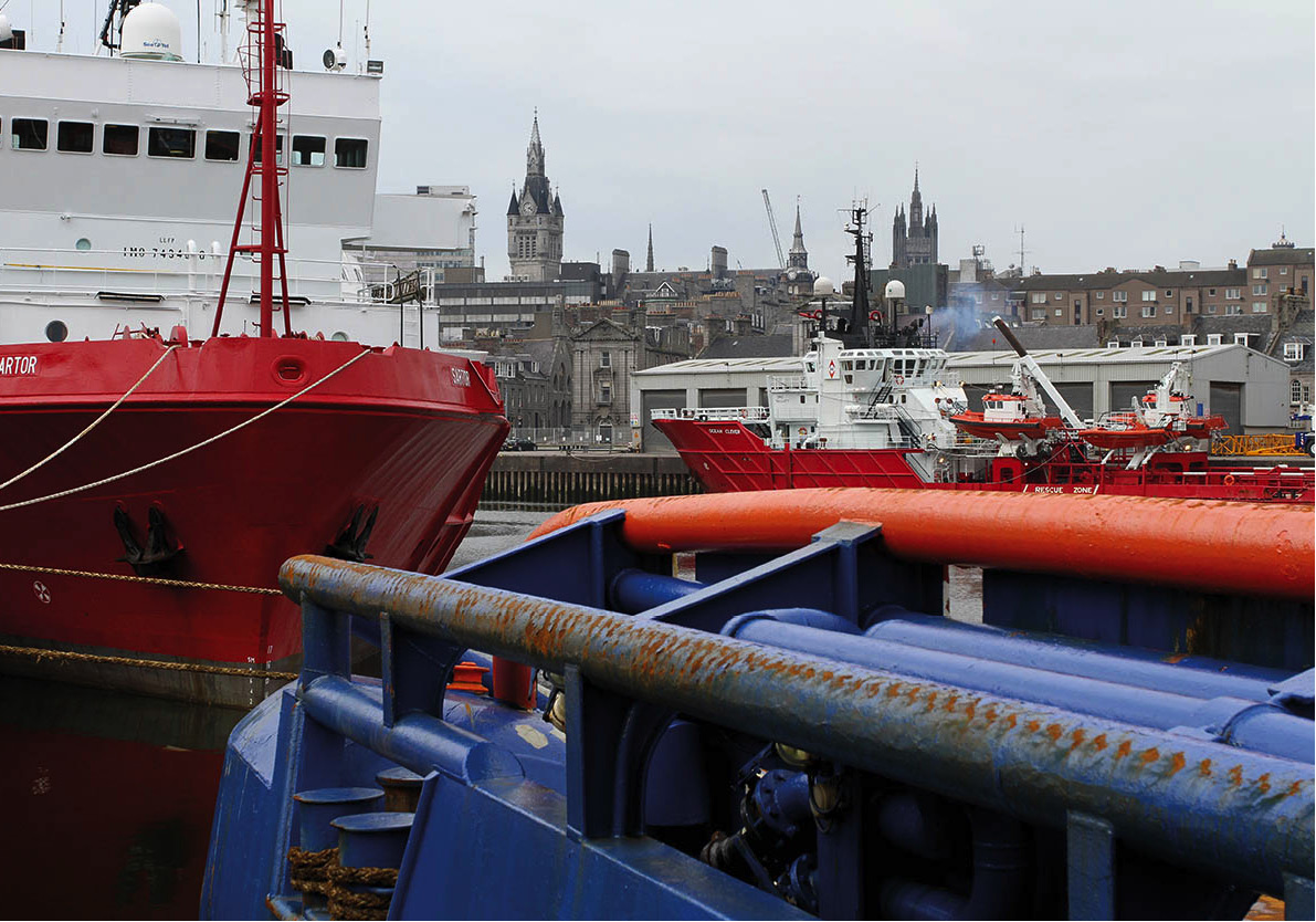 INSIGHT_GUIDES_ABERDEEN_OIL_RIG_SUPPORT_SHIPS1_Scotland_EC